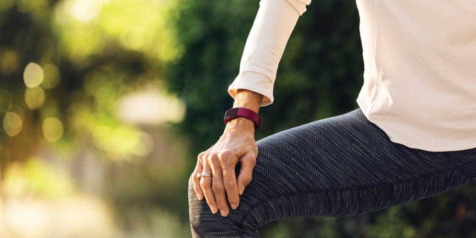 Последний трекер Fitbit Inspire нельзя будет купить 2 fitbit inspire lifestyle grandparents sidewalk girl stretching 075