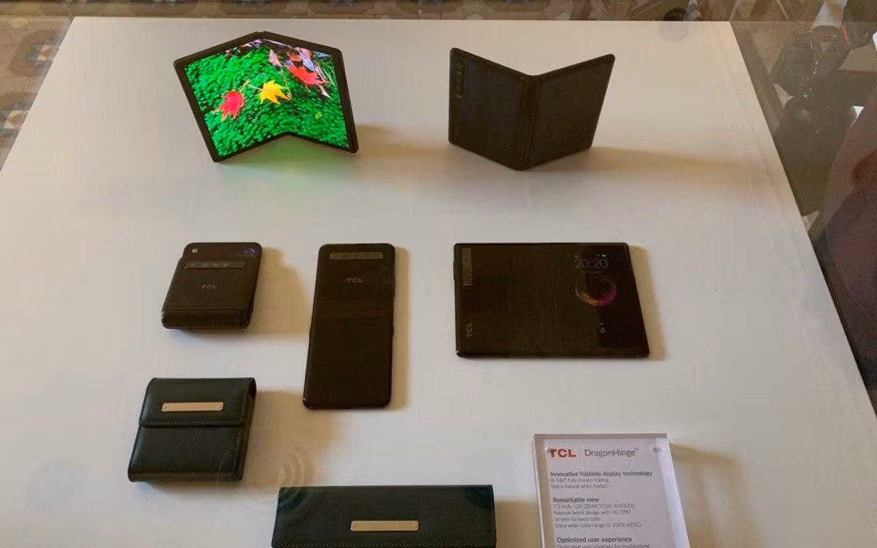 MWC 2019. TCL официально представила бюджетные сгибающиеся смартфоны 6 photo 2019 02 23 19 54 11