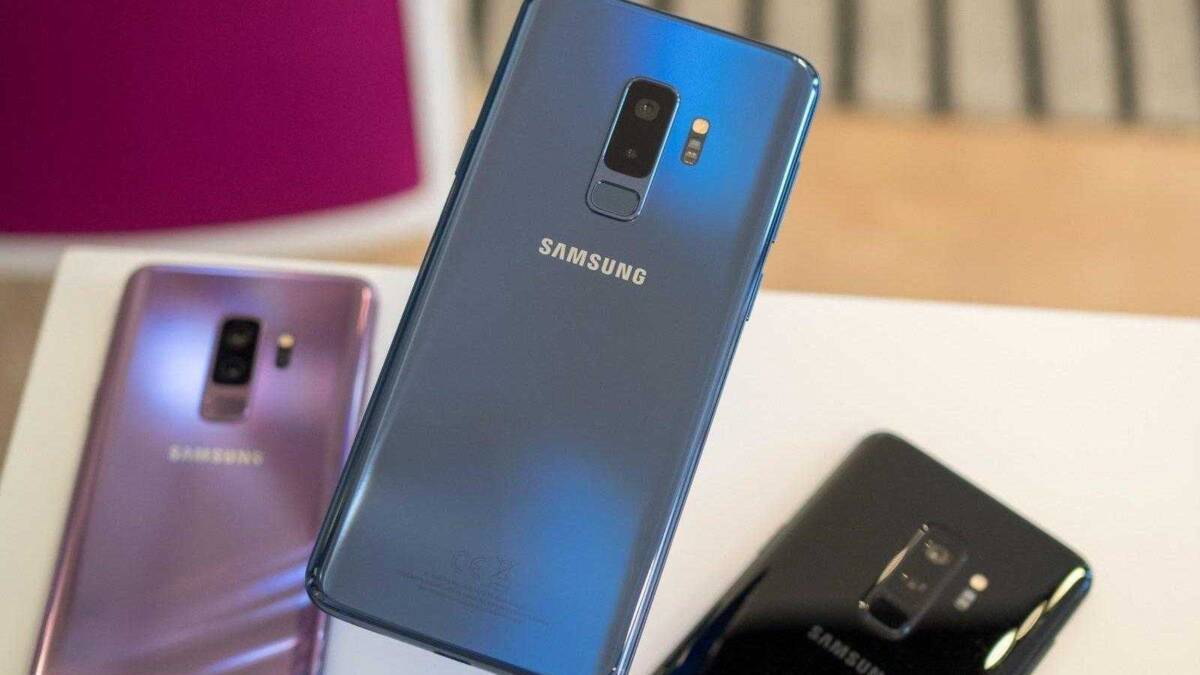 Всё о Samsung Galaxy S10: новости, слухи, дата выхода, тех. характеристики и другое 15 Синий смартфон Samsung Galaxy на поверхности вблизи