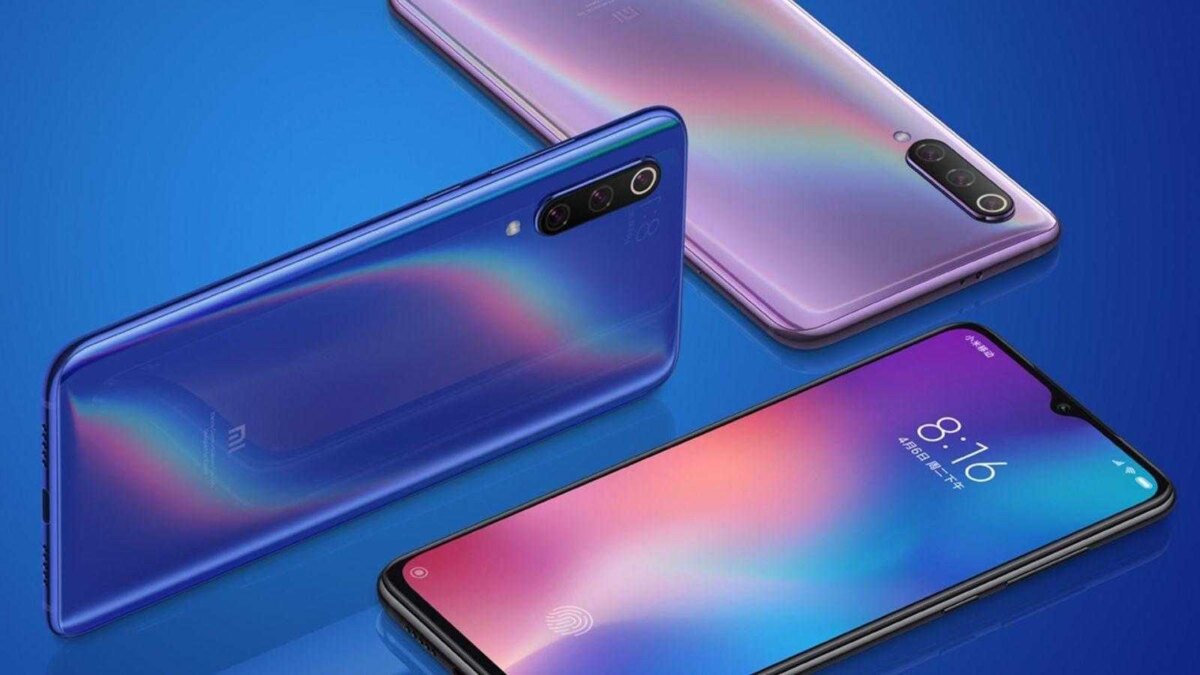 Кроссовки и смартфоны Xiaomi Mi 9X на синем фоне