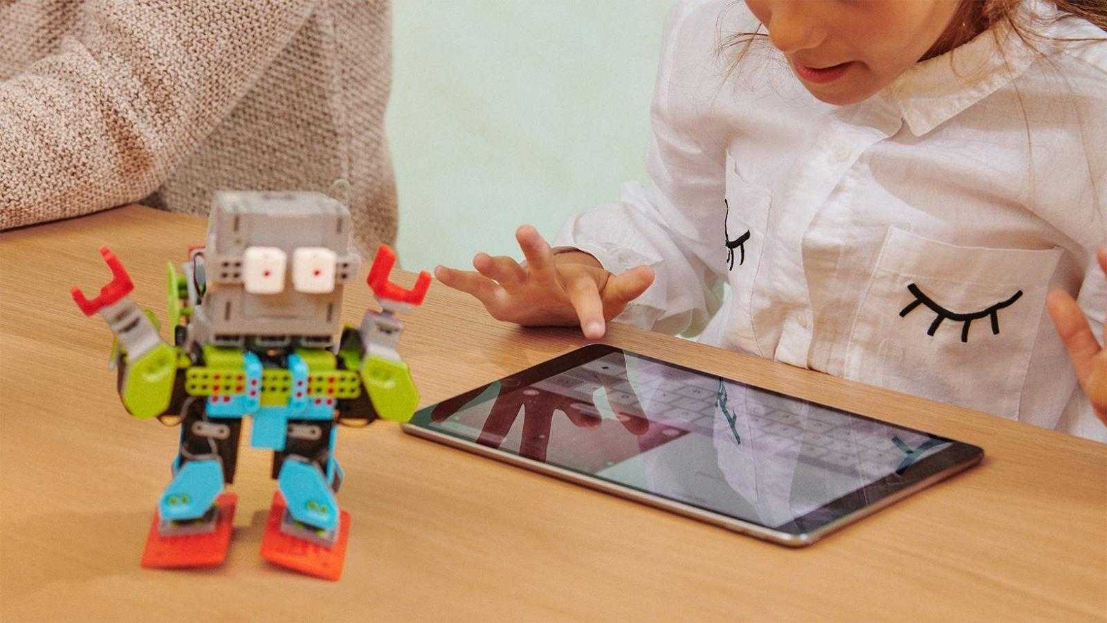 Apple отмечает 8 марта, рассказывая о достижениях женщин 3 apple honors female coders girl with ipad