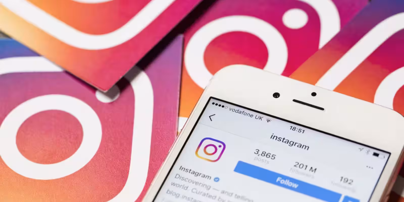 Айфон с экраном, показывающим страницу Instagram с информацией