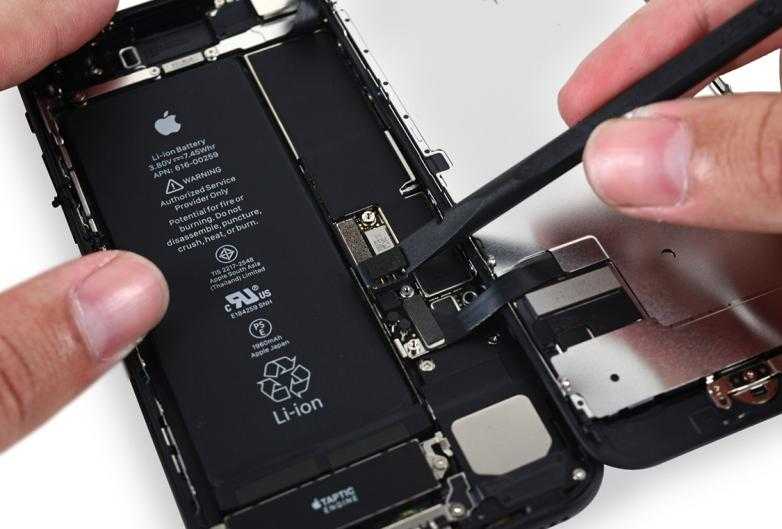 Сервисные центры Apple разрешат ремонт айфонов со сторонними аккумуляторами 3 iphone 7 teardown battery chips