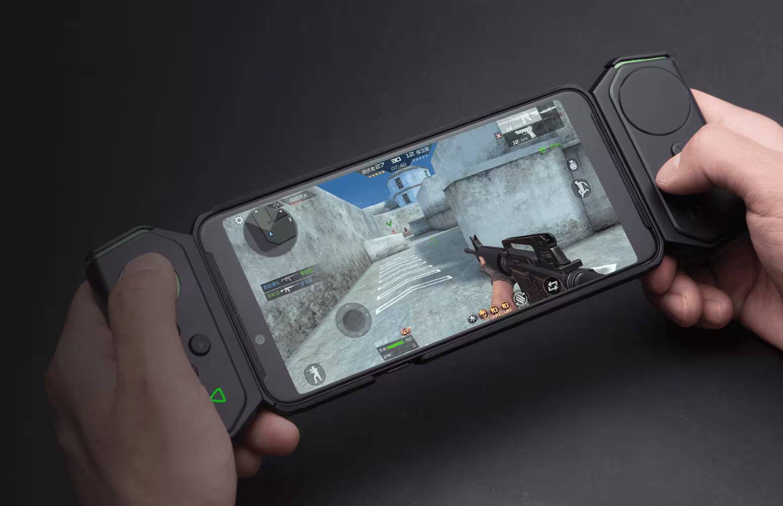 Игровой смартфон Xiaomi Black Shark в руке с экраном игры
