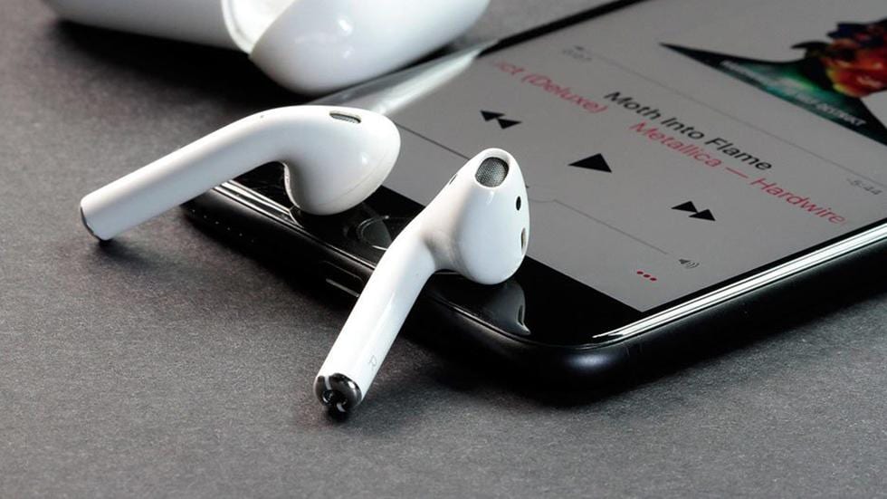 В чём разница между Apple AirPods и AirPods 2. Подробное сравнение двух поколений наушников 7 novye airpods 2 mogut zaderzhatsya 1 1