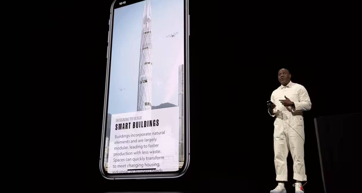 Представление нового iPhone на презентации с человеком и слайдом