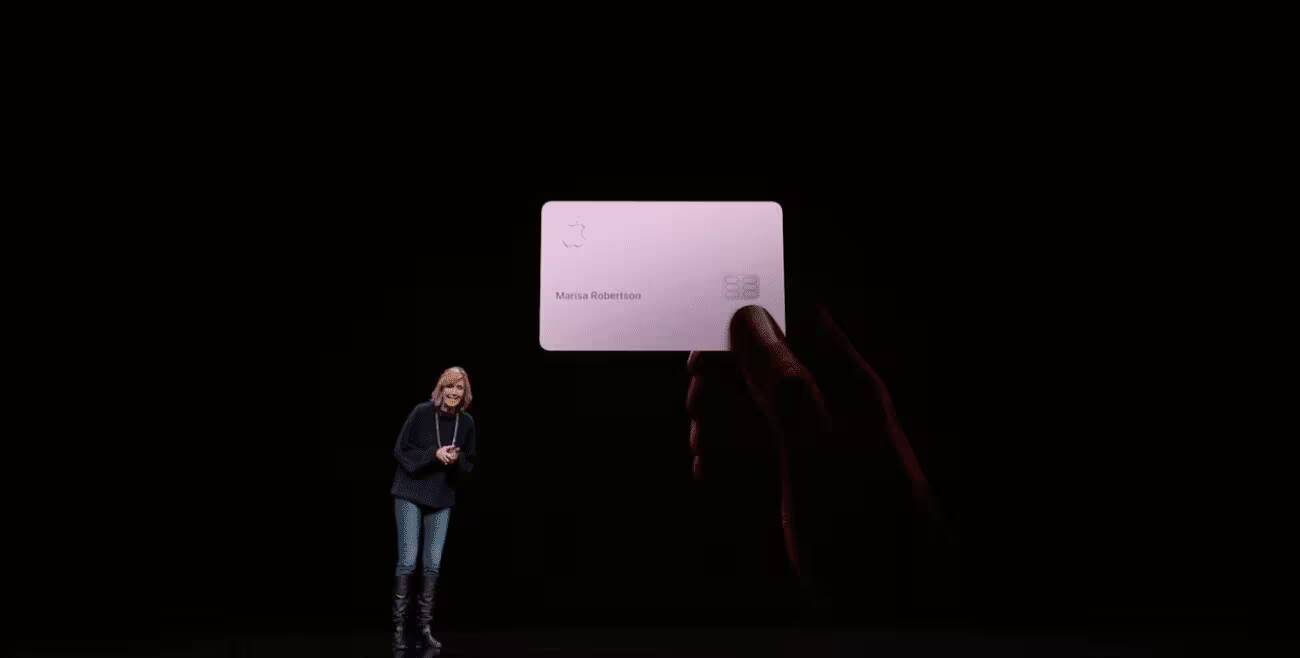 Apple представила виртуальную банковскую карту Apple Card 2 Рука держит виртуальную банковскую карту Apple Card на фоне презентации