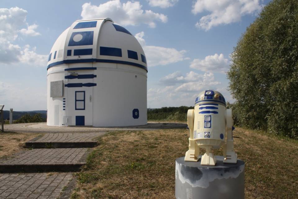 Профессор и его ученики превратили обсерваторию в гигантского R2-D2 5 40390528 2067546006610400 3930268304203055104 n
