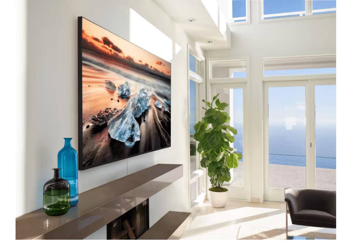 Современный интерьер с телевизором Samsung QLED 4K, окна с видом на море