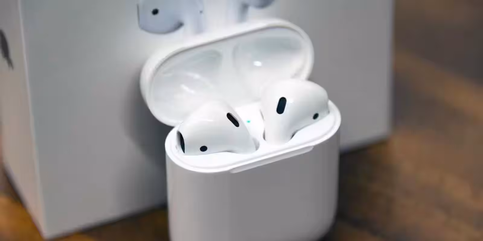 Беспроводные наушники AirPods на зарядном кейсе