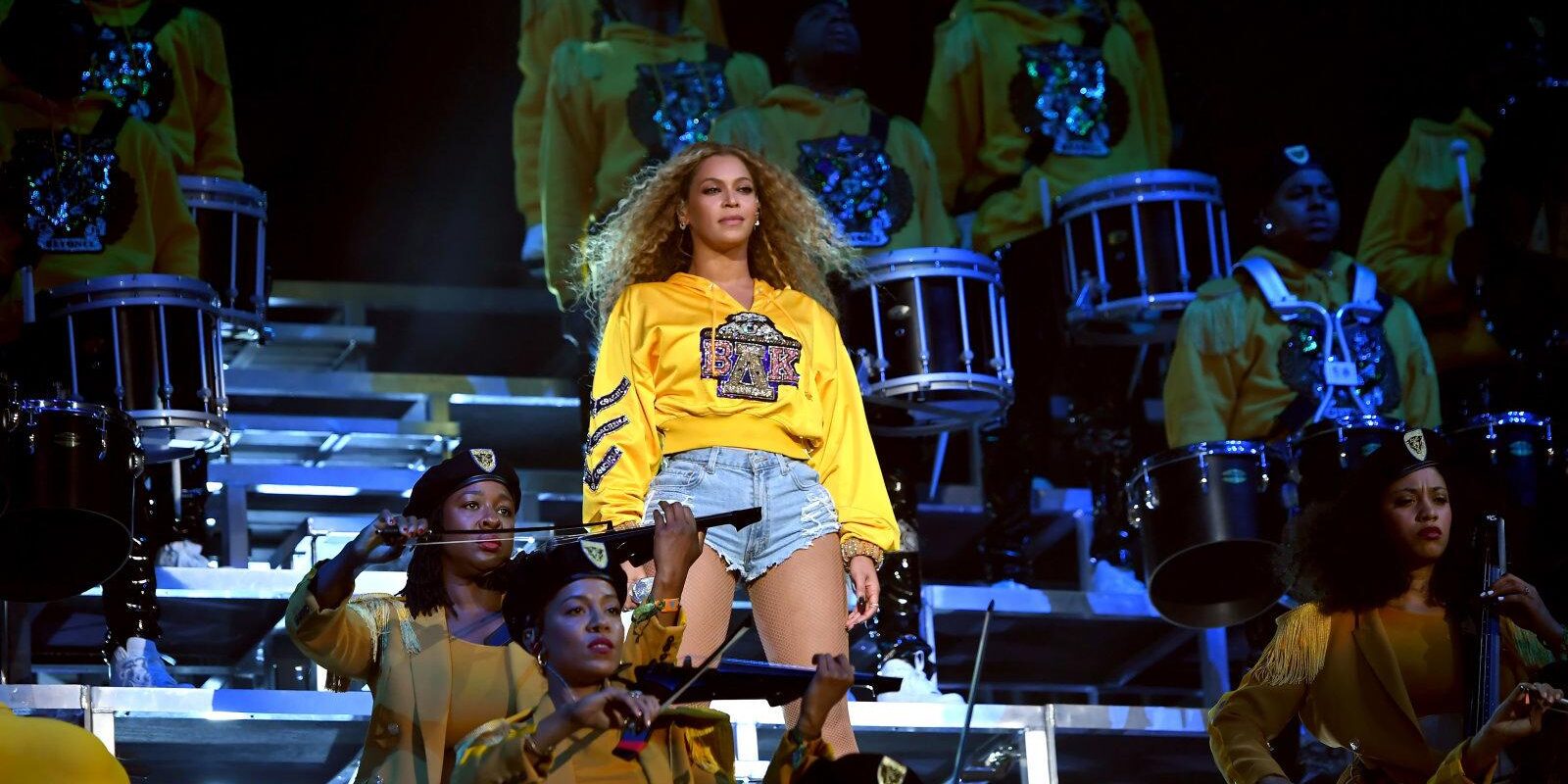 Netflix дебютирует 17 апреля с документальным шоу Beyoncé Coachella 2 dims 1
