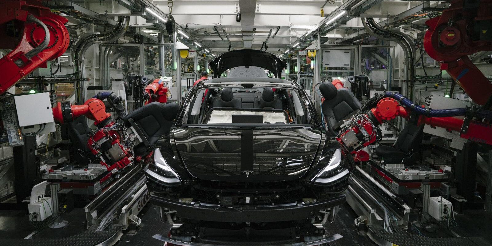 Apple наняла главу подразделения электромобилей из Tesla 2 dims 9