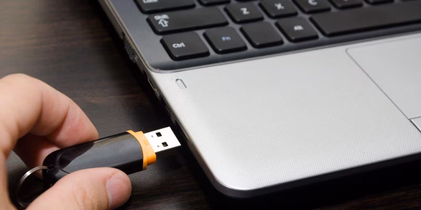 Microsoft убрала "безопасное извлечение" USB-накопителей по умолчанию в Windows 10 2 fleshka v pk