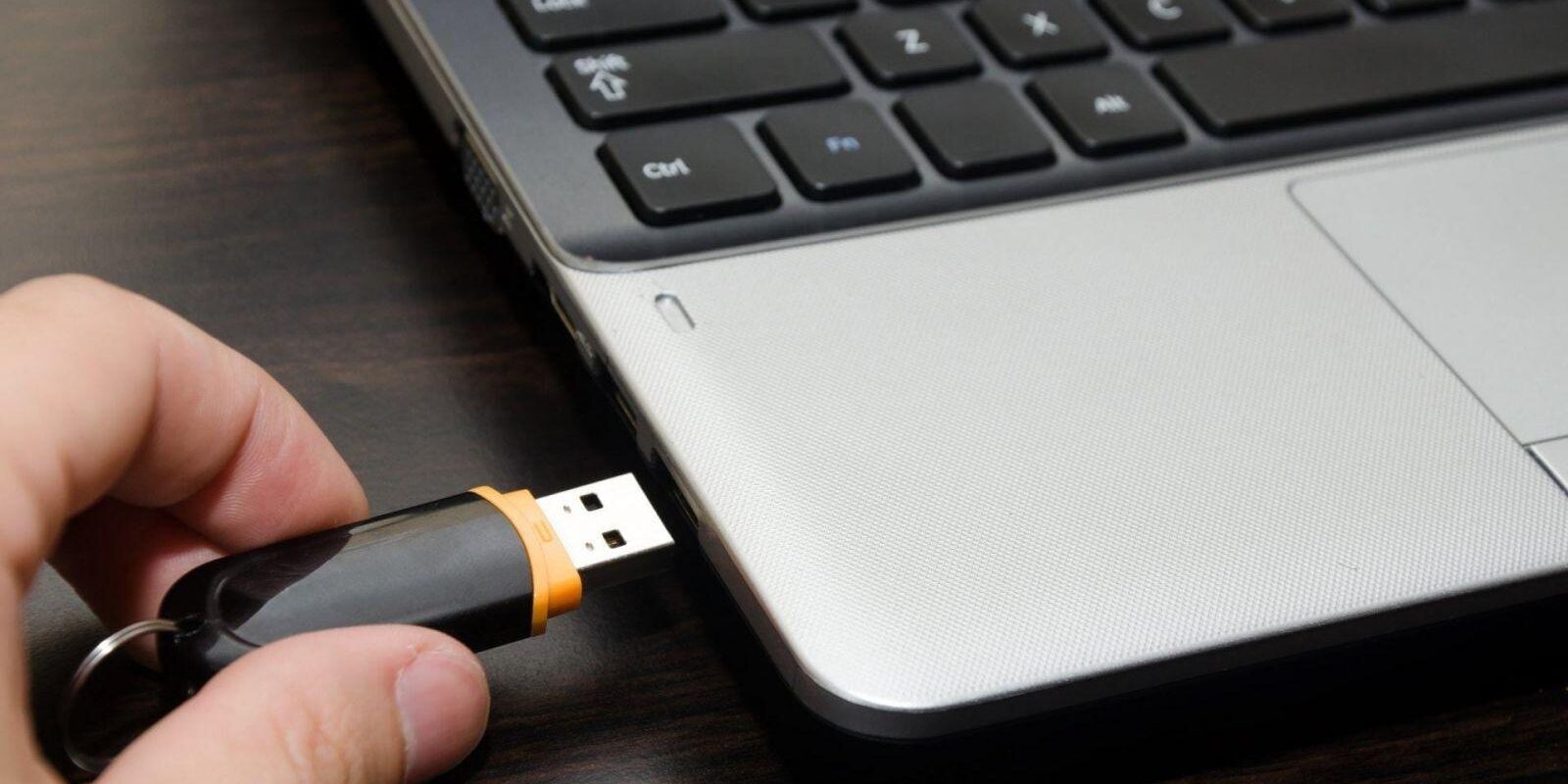 Microsoft убрала "безопасное извлечение" USB-накопителей по умолчанию в Windows 10 2 fleshka v pk