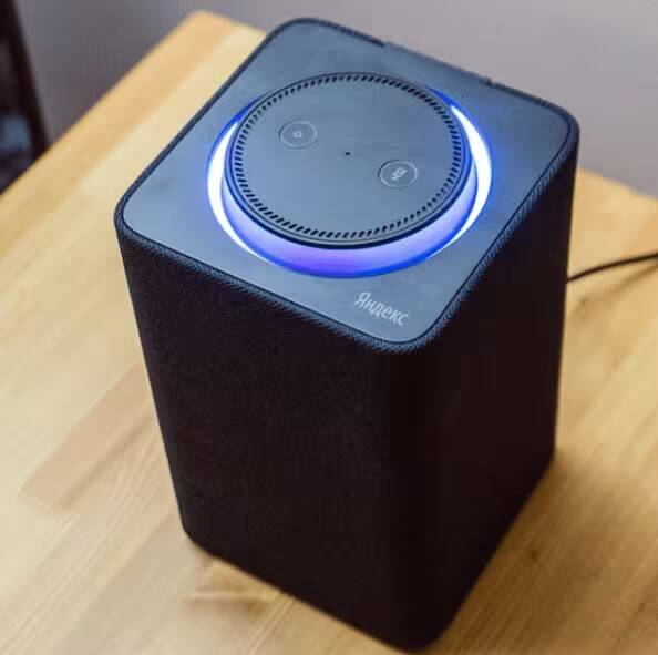 Умная колонка LG с голосовым управлением Алисой сверху вид с угла