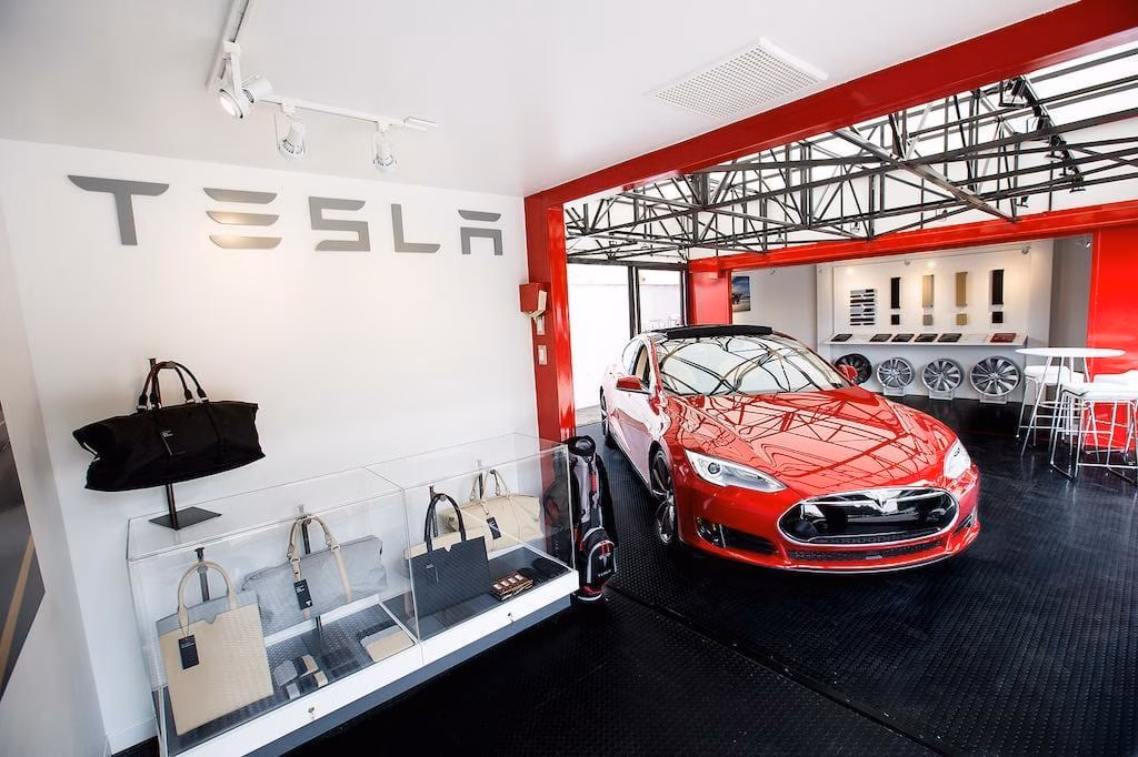 Tesla сократила десятки сотрудников отдела продаж и уходит в онлайн 3 tesla pop up store