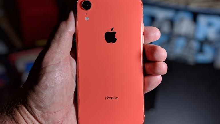 Apple завысила показатель времени автономной работы iPhone на 51%. А Sony — наоборот 4 iphone xr in hand