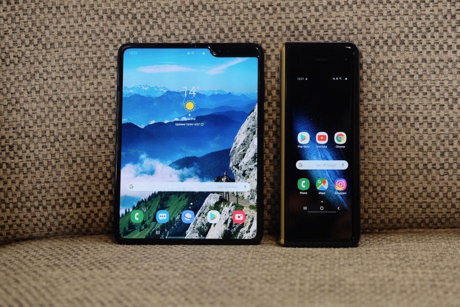 Сгибаемый смартфон Samsung Galaxy Fold на фоне дивана