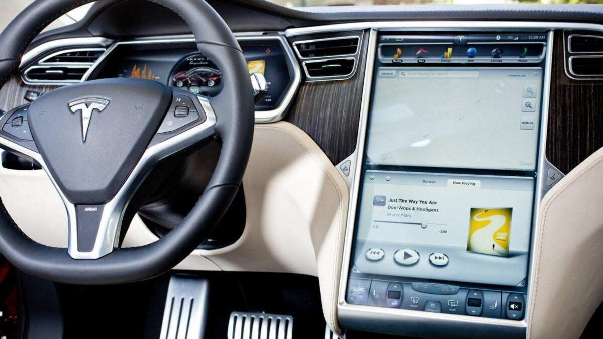 В Tesla появятся приложения YouTube и Netflix 2 bg104 9226124