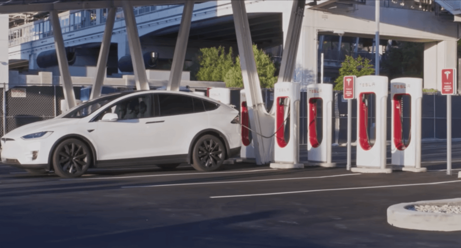 Tesla открывает станцию Vegas V3 Supercharger с питанием от солнечных батарей 8 tesla supercharger las vegas model