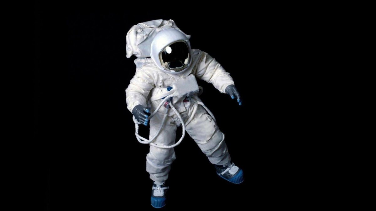 Российские специалисты планируют создать скафандр для лунной миссии 2 astronauta en el espacio
