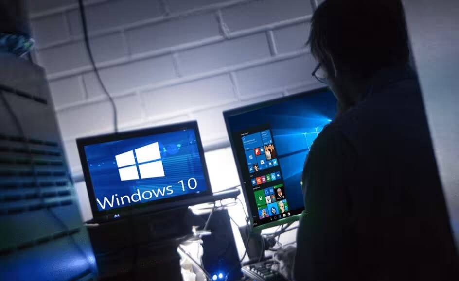 Два компьютера с Windows 10 на фоне белых кирпичных стен