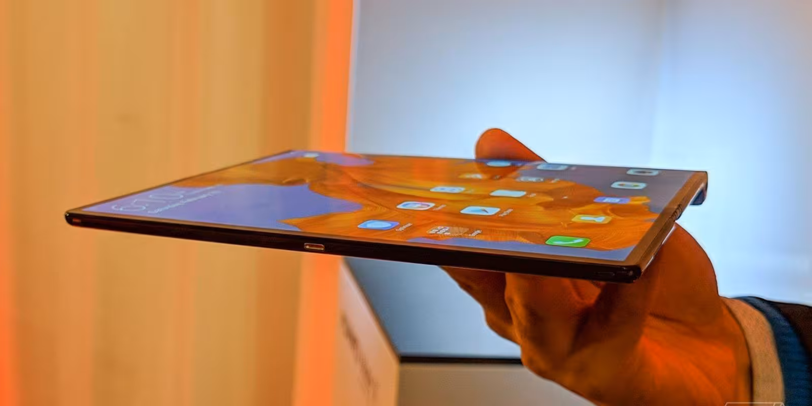Huawei опять откладывает выход Huawei Mate X до ноября 3 huawei matex mwc19 vsavov3