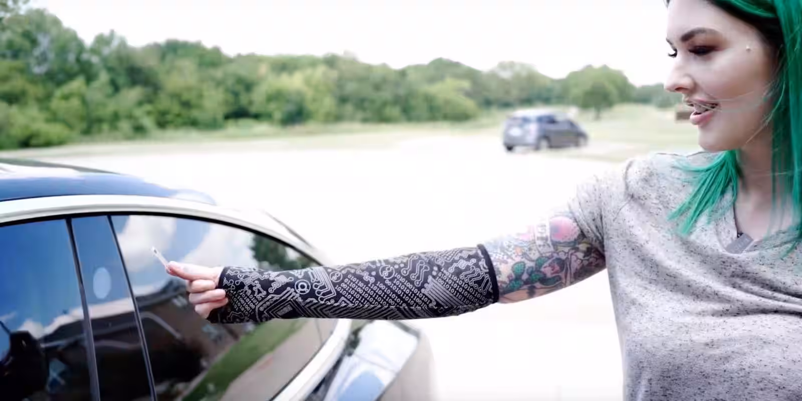 Эта девушка вживила ключ от Tesla в свою руку 3 tesla model 3 amiedd rfid chip implant