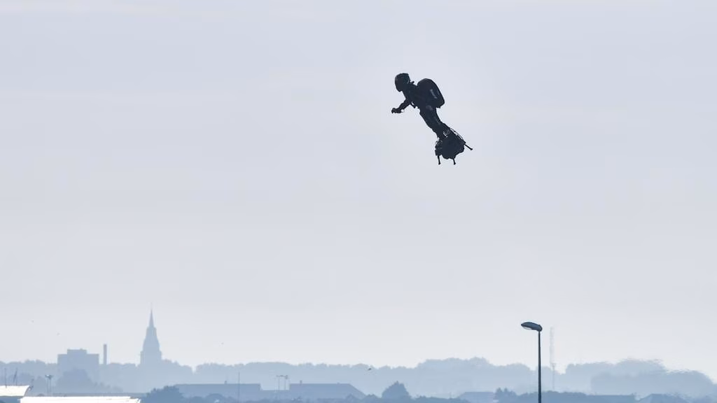 Французский изобретатель успешно пересек Ла-Манш на ховерборде 2 zapata flies again