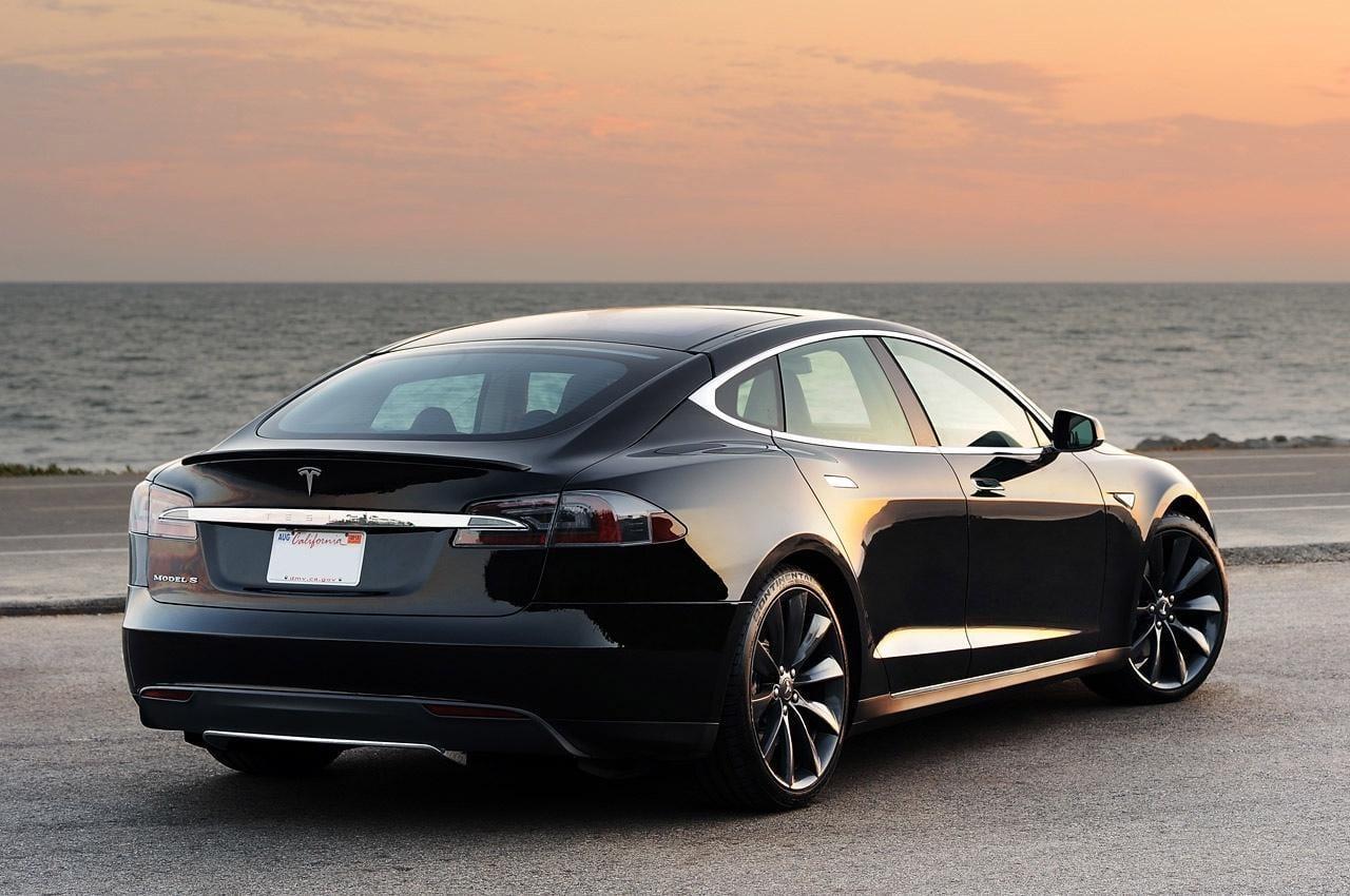 Некоторые пассажиры Tesla оказались заблокированы в своих авто 6 57