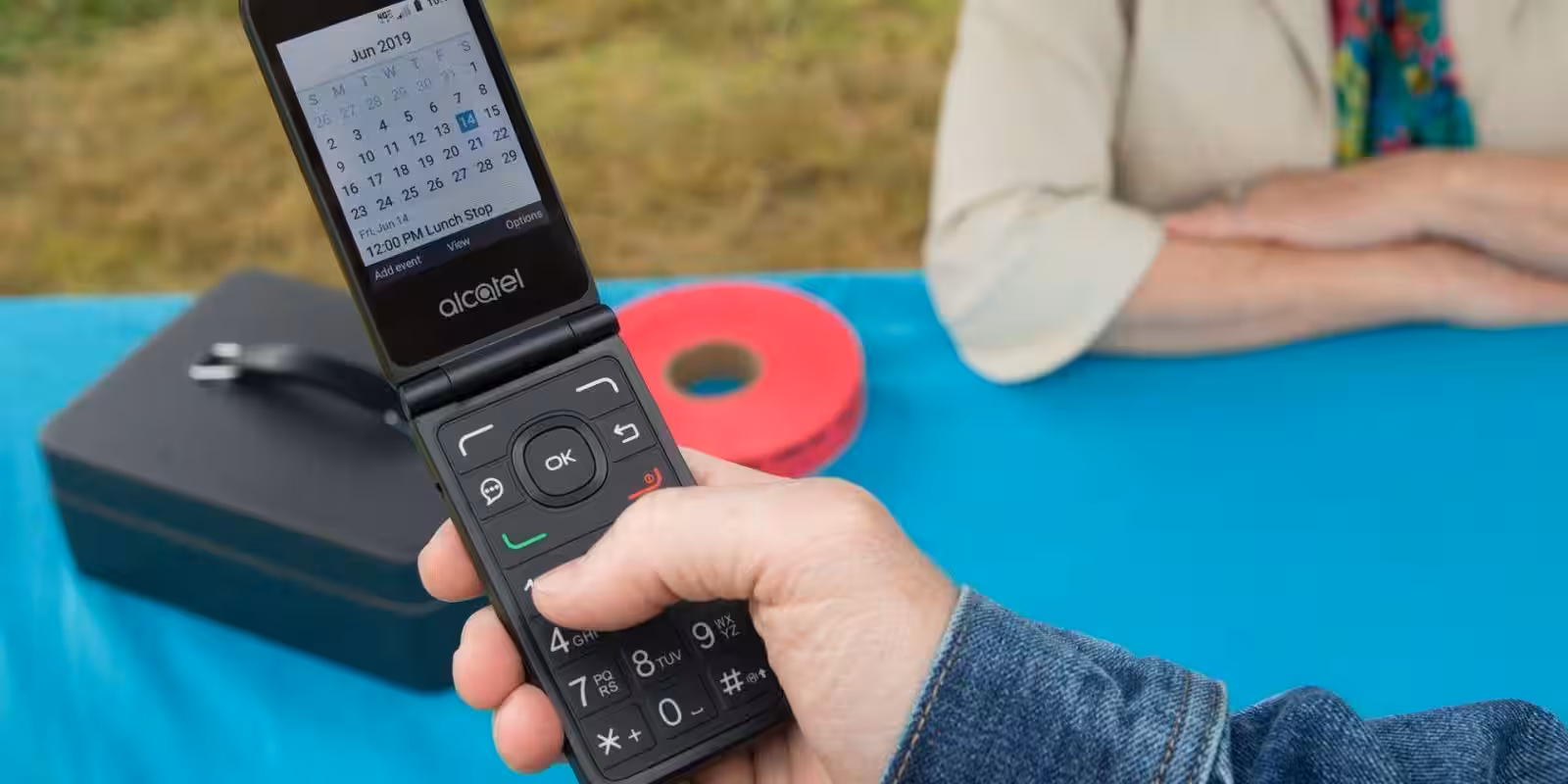 Компания Alcatel представила "умный телефон" нового поколения 3 alcatel go flip v 3