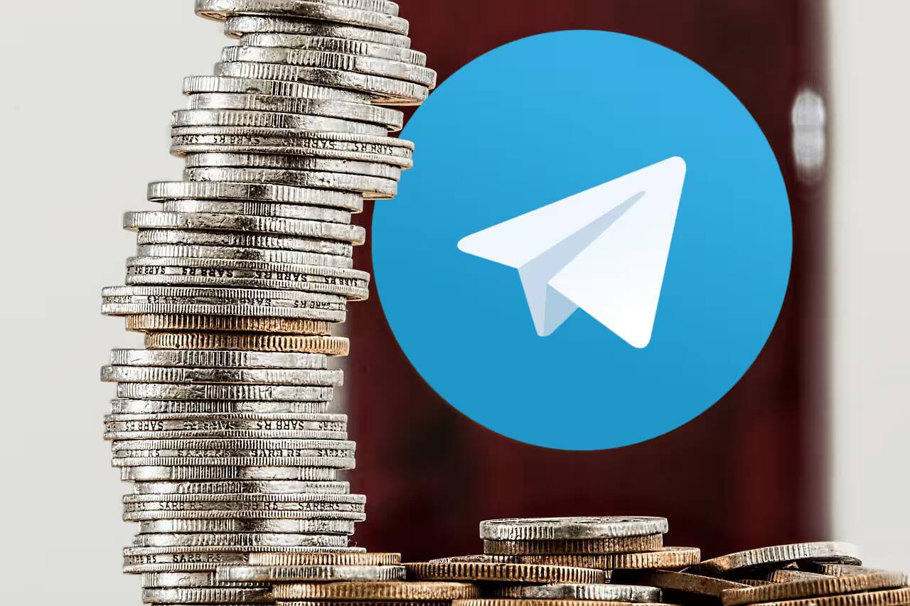 Стек из монет рядом с логотипом Telegram и названием Gram