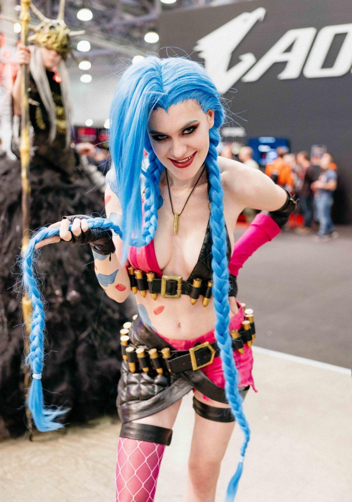 18+. Самые сексуальные девушки ИгроМира и Comic Con Russia 2019. День 2 56 1014335 2000