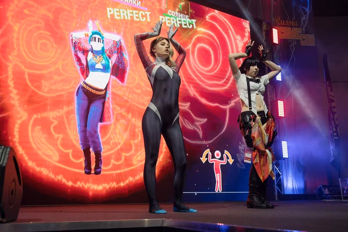 Майданчик с косплеерами в ярких костюмах на сцене ИгроМир и Comic Con Russia 2019