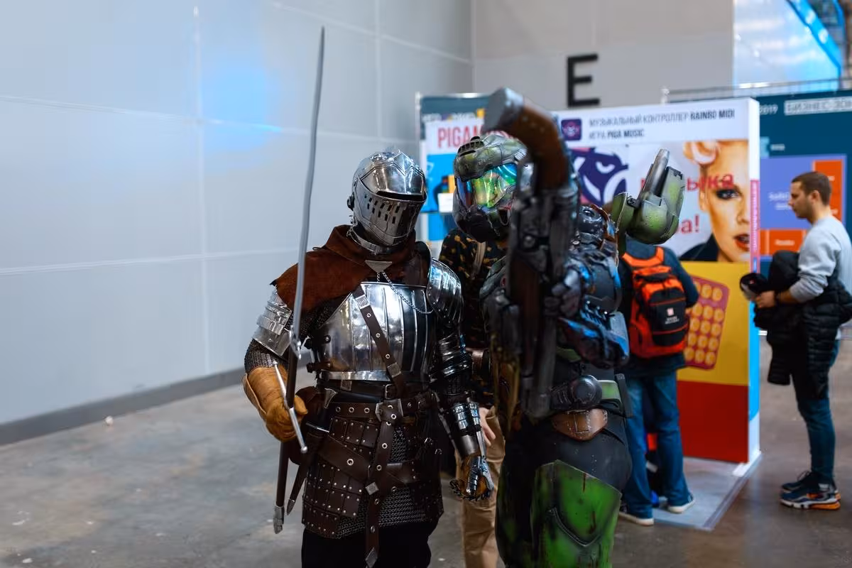 Два косплеера в броне из видеоигры на конвенте