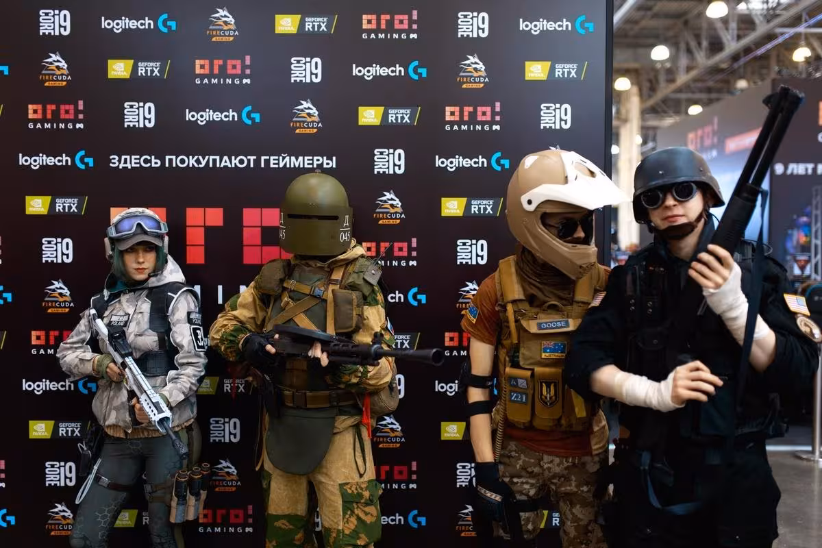 Четыре косплеера в военной и боевой форме на выставке ИгроМир 2019