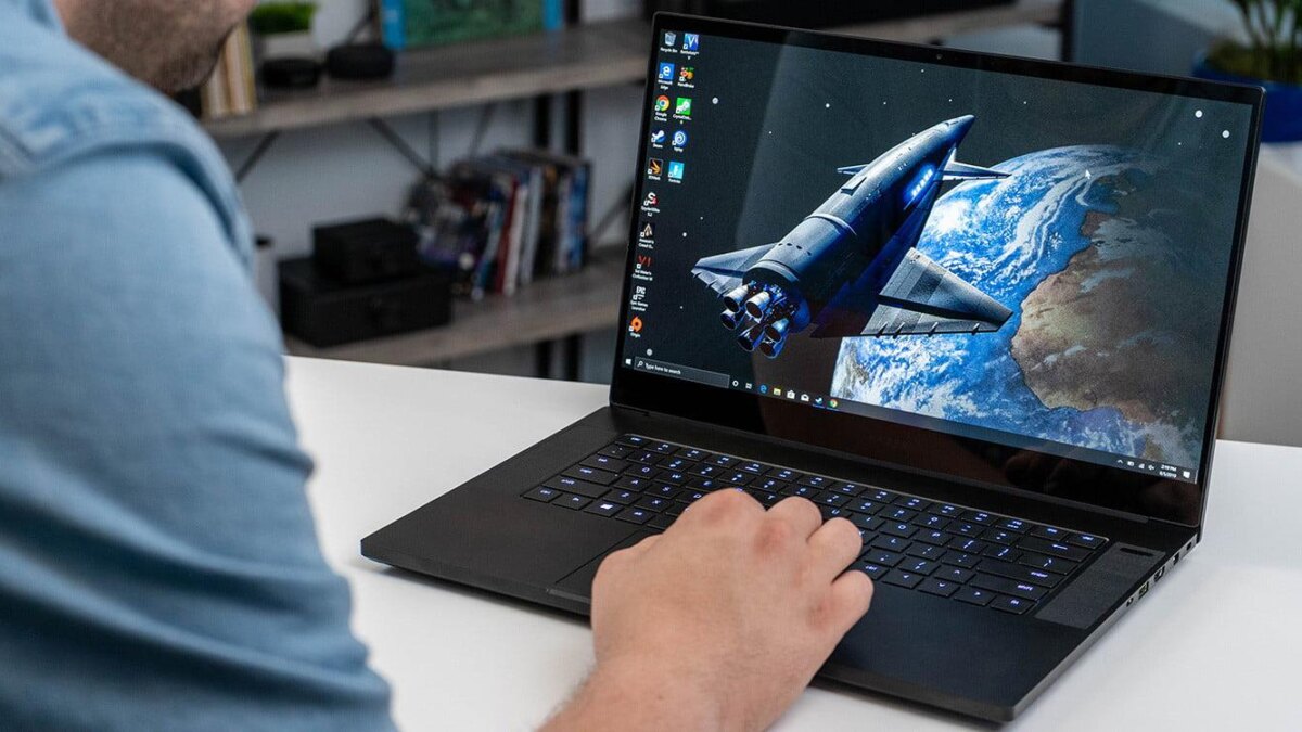 Ноутбук Razer Blade 15 Advanced с открытой клавиатурой и дисплеем