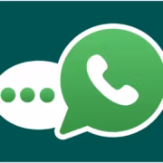 Логотип WhatsApp и облако сообщений на зеленом фоне