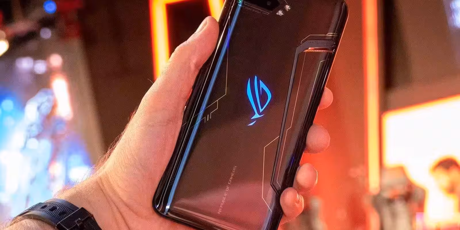 Игровой смартфон Asus ROG Phone II в руке с задним освещением