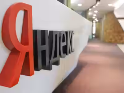 Алиса научилась будить своих владельцев их любимой музыкой