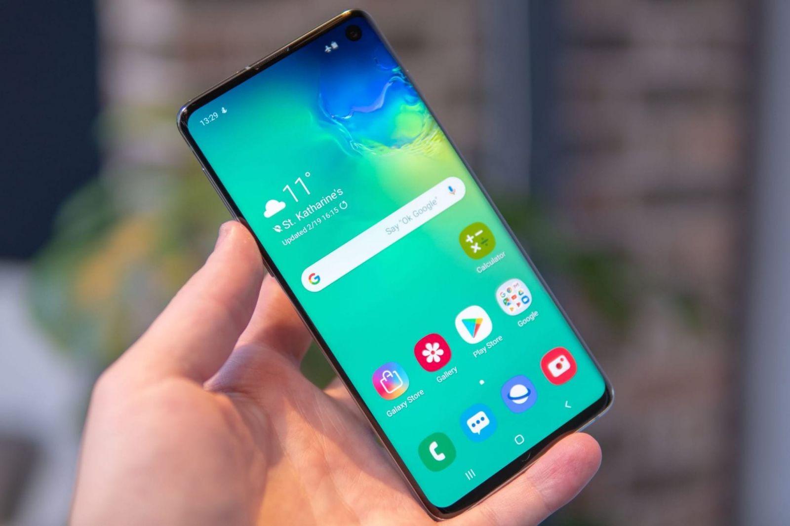 8 лучших подарков на Новый год 2020 11 google pixel 4 xlsamsung galaxy s10 6 1 scaled