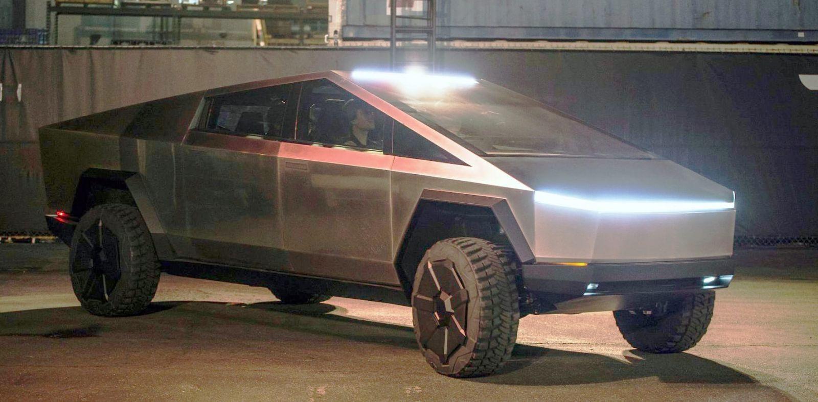 Илон Маск говорит, что Cybertruck может провалиться 4 tesla cybertruck outside unveil modified by smnt