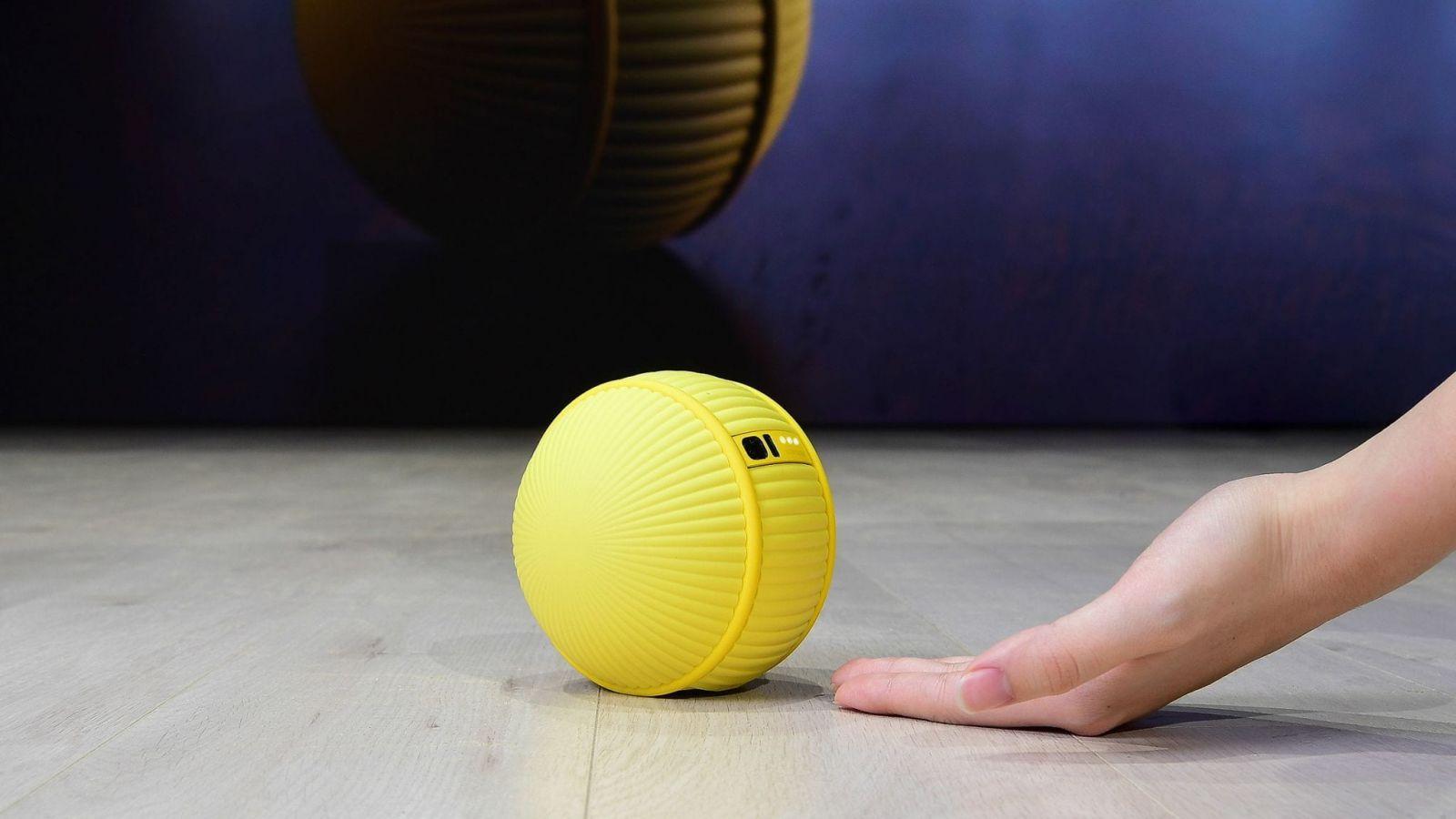 24 самые интересные новинки с выставки CES 2020 26 samsung ballie robot ces technology dezeen 2364 hero 1 scaled