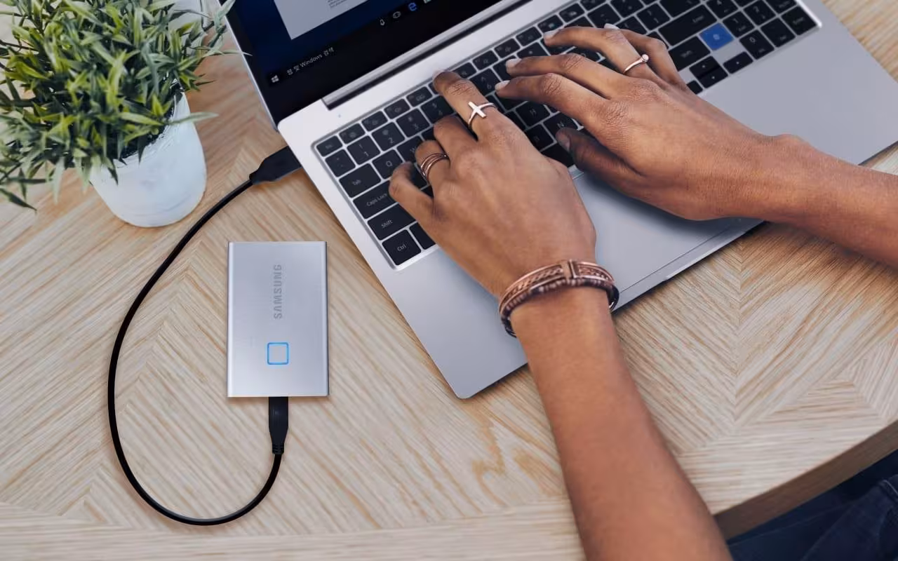 CES 2020. Samsung выпустила портативный SSD T7 Touch 3 t7 touch lifestyle2
