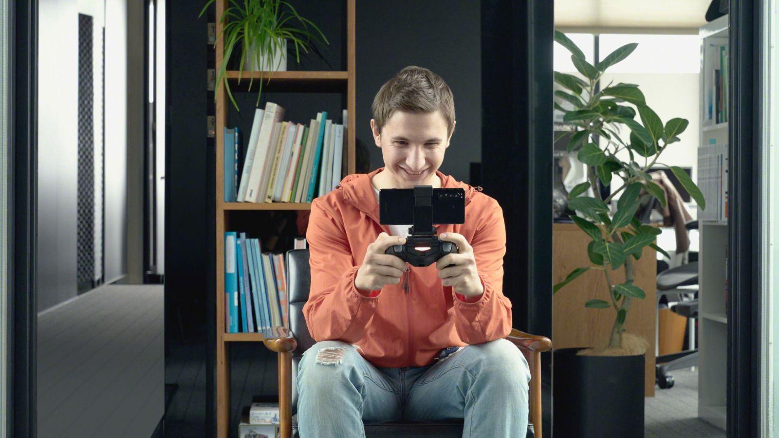 Sony официально представила флагманский 5G-смартфон Xperia 1 II 24 203 lifestyle gaming man dualshock4 large scaled