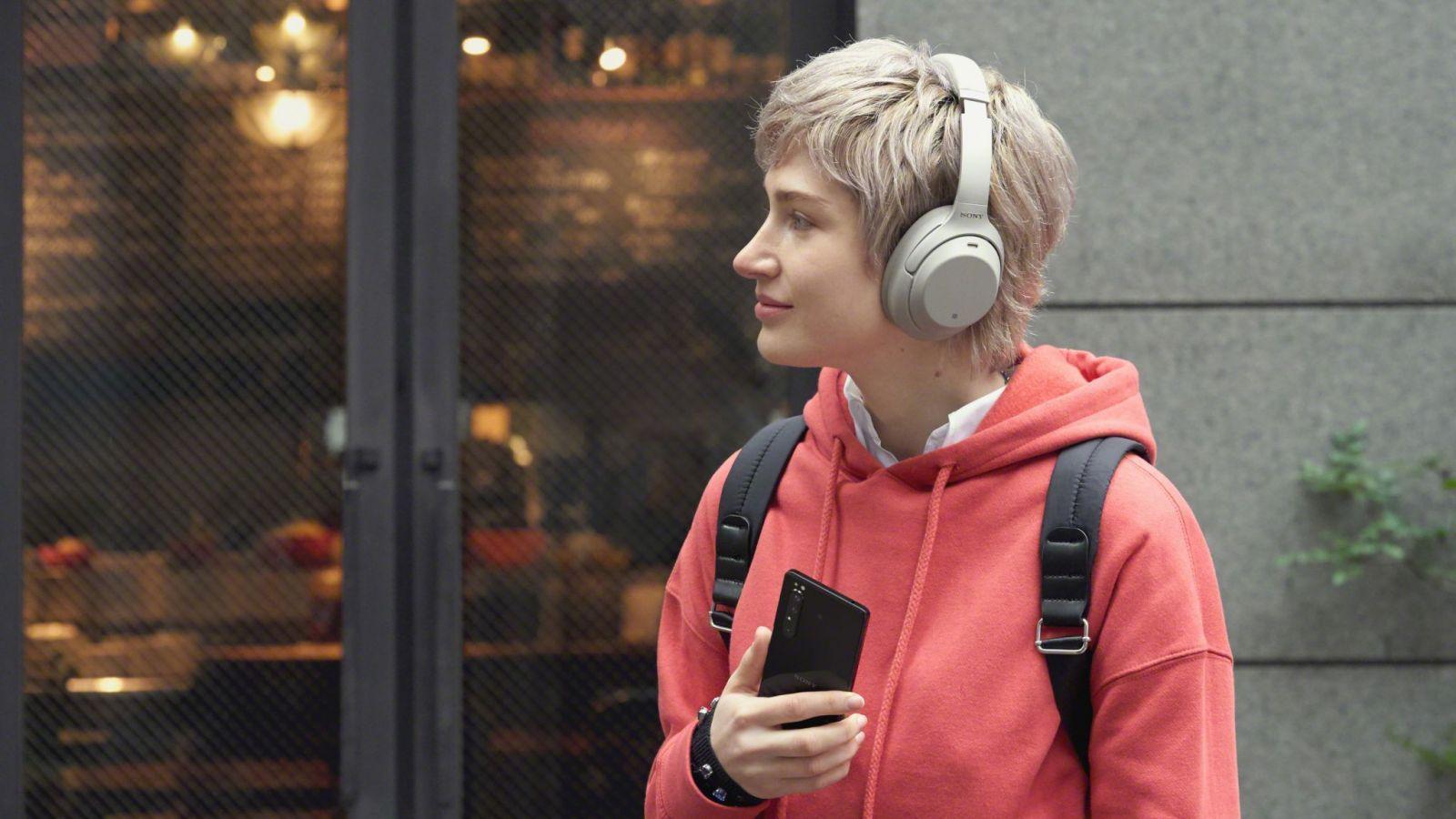 Sony официально представила флагманский 5G-смартфон Xperia 1 II 25 203 lifestyle listening wireless large scaled