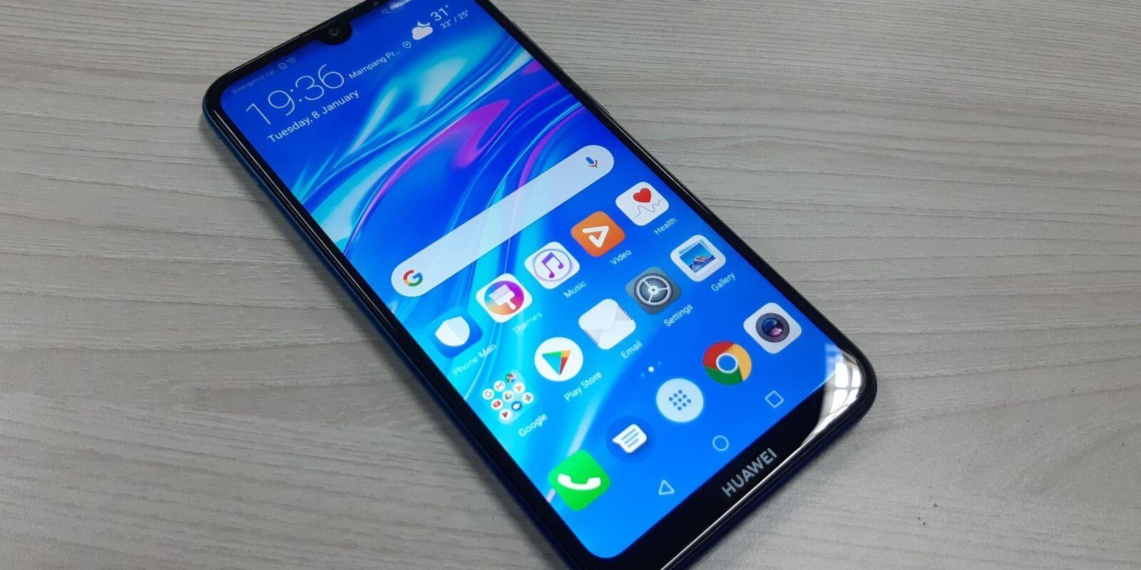 2019 smartphone huawei y7 pro 2019 lies on a wooden table 133245 19