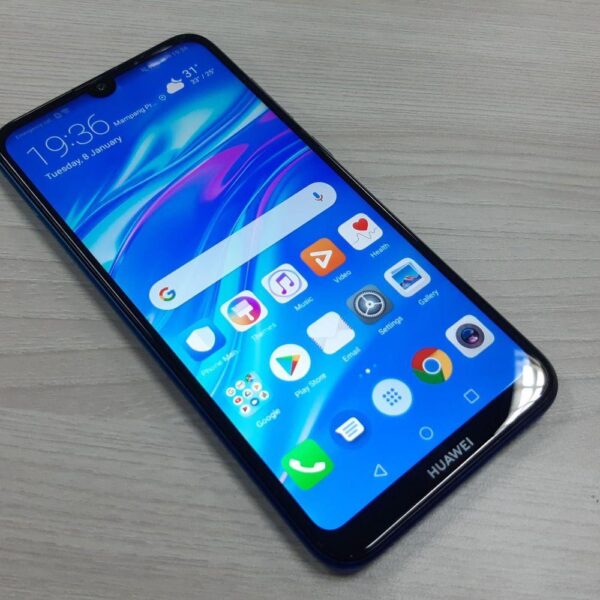 2019 smartphone huawei y7 pro 2019 lies on a wooden table 133245 19