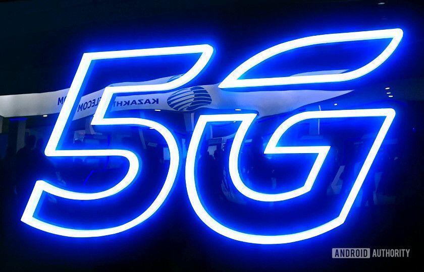 Неоновая вывеска с логотипом 5G на MWC 2019
