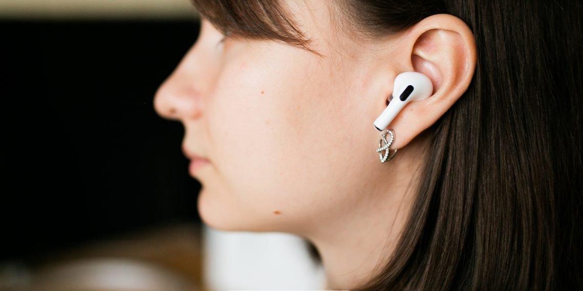 8 крутых подарков на 8-е марта 17 airpods 37 1575533378 1140x570 1